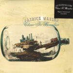 Le Purgatoire a toujours eu quelque chose de sexy. Personne ne veut traîner en enfer, mais le paradis n'a-t-il jamais été aussi attrayant ? Que dit la chanson des Talking Heads ? "Le paradis est un endroit où il ne se passe jamais rien..." Close to Paradise est l'un de ces rares joyaux d'un album qui peut servir de passerelle vers l'endroit où vous voulez qu'il vous emmène.D'une part, il est impossible d'ignorer que Patrick Watson est un auteur-compositeur-interprète classique, le jeune pianiste charmant à la voix envoûtante. L'impact d'une chanson aussi simple que "The Great Escape" témoigne de l'attention que suscitent la voix, l'interprétation et la sensibilité de Patrick. Essayez simplement d'éviter les comparaisons vocales avec Jeff Buckley sur "Luscious Life" (infléchi avec un peu d'orchestration à la Sufjan Stevens), ou le gospel dépouillé et pénétrant de "Bright Shiny Lights". D'une certaine manière, Close to Paradise est le dévoilement de l’un des jeunes chanteurs les plus intéressants du Canada.Plus important encore, à l'ère des playlists, Close to Paradise est un véritable album. Ne vous y trompez pas, il y a des joyaux de la pop qui se suffisent à eux-mêmes, comme "Giver" ou "Drifters", mais "Bright Shiny Lights" est d'autant plus réjouissant après le voyage qu'est "Sleeping Beauty". Les disques avaient l'habitude de faire ce genre de choses. Ils peuvent encore le faire. Vous savez, si vous le voulez.Jouez-le fort, avec des écouteurs.