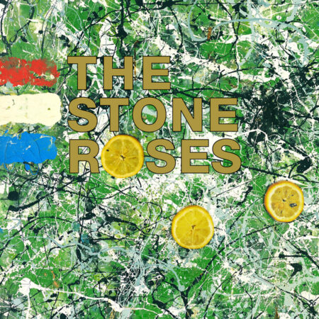 Musicalement, The Stone Roses mélange avec brio le rock alternatif, le rock psychédélique, l’indie pop et le baggy, créant un son distinctif qui a marqué son époque. L’album est caractérisé par ses mélodies accrocheuses, les paroles énigmatiques de Ian Brown et le jeu de guitare innovant de John Squire, le tout soutenu par une section rythmique funky et entraînante. Il capture parfaitement l’optimisme et l’audace de la fin des années 80 et du début des années 90 en Grande-Bretagne. L’accueil critique fut dithyrambique, et l’album est aujourd’hui universellement reconnu comme l’un des plus grands disques britanniques de tous les temps. Il a figuré dans de nombreux classements des meilleurs albums, notamment le NME, qui l’a nommé le plus grand album britannique de tous les temps en 2006. Son influence est immense, ayant inspiré une multitude de groupes et ayant contribué à façonner le son de la musique indépendante et de la britpop qui a suivi. Parmi les titres phares de cet album intemporel, on retrouve des hymnes comme « I Wanna Be Adored », « She Bangs the Drums », « Waterfall », « Made of Stone », et l’épique « I Am the Resurrection ». Chacune de ces chansons incarne la magie et l’innovation du groupe. Ce vinyle de The Stone Roses est bien plus qu’un simple album ; c’est une pierre angulaire de l’histoire de la musique rock, et un ajout essentiel pour toute collection désireuse de posséder un morceau de l’héritage musical britannique.