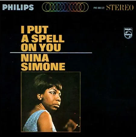 Le classique « I Put A Spell On You » de Nina Simone, sorti en 1965, est l'une des grandes réussites de son catalogue - une exploration de l'amour, du désir et du défi. Ancré par sa version brûlante du titre de Screamin' Jay Hawkins, l'album mêle blues paillard (« Gimme Some », « Take Care of Business »), écriture française sophistiquée (« Ne Me Quitte Pas », « You've Got to Learn ») et soul infusée de jazz, notamment l'hymne de l'ère du streaming « Feeling Good », dont l'arrangement audacieux et cuivré résonne encore aujourd'hui.