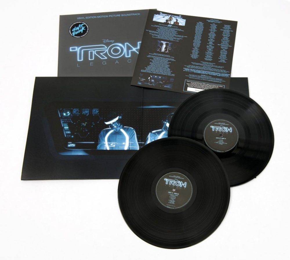 tron-legacy-vinyl-edition-2-disc-spread-1024x916