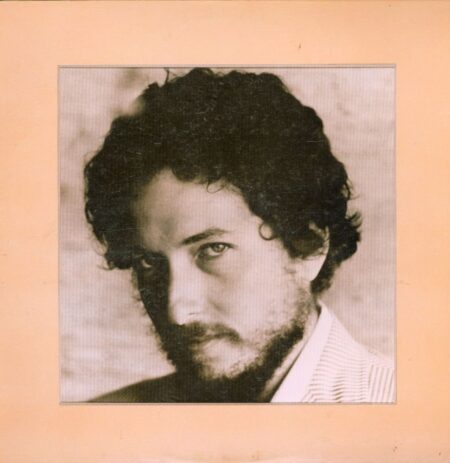 « New Morning » a peut-être sauvé la carrière de Bob Dylan. En tout cas, cet album de 1970 a prouvé que le barde avait encore un rôle à jouer et que son talent pour les jeux de mots était intact. « New Morning » a succédé directement à « Self Portrait », l'œuvre la plus controversée de Dylan à ce jour – un album difficile à écouter qui a laissé de nombreux fans se demander si leur idole avait perdu la raison. Il l'a lui-même décrit comme une réponse aux nombreux bootlegs de son œuvre qui circulaient à l'époque. Cette déclaration laisse à penser que l'échec de « Self Portrait » était calculé. « New Morning » a apaisé les fans et les critiques : le onzième album studio du génie n'était plus chanté dans le style d'un crooner country, mais avec sa voix nasillarde si caractéristique. Bien que Dylan ait été accusé d'avoir produit l'album à la hâte pour redorer son image auprès des critiques – Dylan lui-même a souligné que « New Morning » était déjà en grande partie terminé lors de la sortie de « Self Portrait » – l'album a atteint la première place des charts britanniques et la septième aux États-Unis. « Nombre de ces chansons semblent avoir été écrites spontanément, avec l’assurance de musiciens de premier ordre capables d’explorer n’importe quelle direction à tout moment », écrivait Greil Marcus, spécialiste de Dylan et critique culturel, dans sa critique originale pour le New York Times. « Les riffs, les inventions et les improvisations en studio de “New Morning” possèdent une personnalité unique… la joie pure de sentir le bon accord et l’excitation de le réaliser, de passer d’un accord à un nouveau texte. » Side A If Not for You 2. Day of the Locusts 3. Time Passes Slowly 4. Went to See the Gypsy 5. Winterlude 6. If Dogs Run Free Side B New Morning 8. Sign on the Window 9. One More Weekend 10. The Man In Me 11. Three Angels