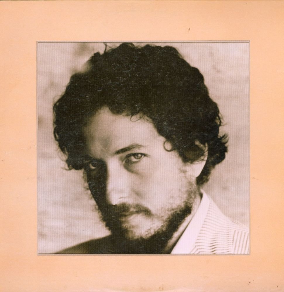 « New Morning » a peut-être sauvé la carrière de Bob Dylan. En tout cas, cet album de 1970 a prouvé que le barde avait encore un rôle à jouer et que son talent pour les jeux de mots était intact. « New Morning » a succédé directement à « Self Portrait », l'œuvre la plus controversée de Dylan à ce jour – un album difficile à écouter qui a laissé de nombreux fans se demander si leur idole avait perdu la raison. Il l'a lui-même décrit comme une réponse aux nombreux bootlegs de son œuvre qui circulaient à l'époque. Cette déclaration laisse à penser que l'échec de « Self Portrait » était calculé. « New Morning » a apaisé les fans et les critiques : le onzième album studio du génie n'était plus chanté dans le style d'un crooner country, mais avec sa voix nasillarde si caractéristique. Bien que Dylan ait été accusé d'avoir produit l'album à la hâte pour redorer son image auprès des critiques – Dylan lui-même a souligné que « New Morning » était déjà en grande partie terminé lors de la sortie de « Self Portrait » – l'album a atteint la première place des charts britanniques et la septième aux États-Unis. « Nombre de ces chansons semblent avoir été écrites spontanément, avec l’assurance de musiciens de premier ordre capables d’explorer n’importe quelle direction à tout moment », écrivait Greil Marcus, spécialiste de Dylan et critique culturel, dans sa critique originale pour le New York Times. « Les riffs, les inventions et les improvisations en studio de “New Morning” possèdent une personnalité unique… la joie pure de sentir le bon accord et l’excitation de le réaliser, de passer d’un accord à un nouveau texte. » Side A If Not for You 2. Day of the Locusts 3. Time Passes Slowly 4. Went to See the Gypsy 5. Winterlude 6. If Dogs Run Free Side B New Morning 8. Sign on the Window 9. One More Weekend 10. The Man In Me 11. Three Angels