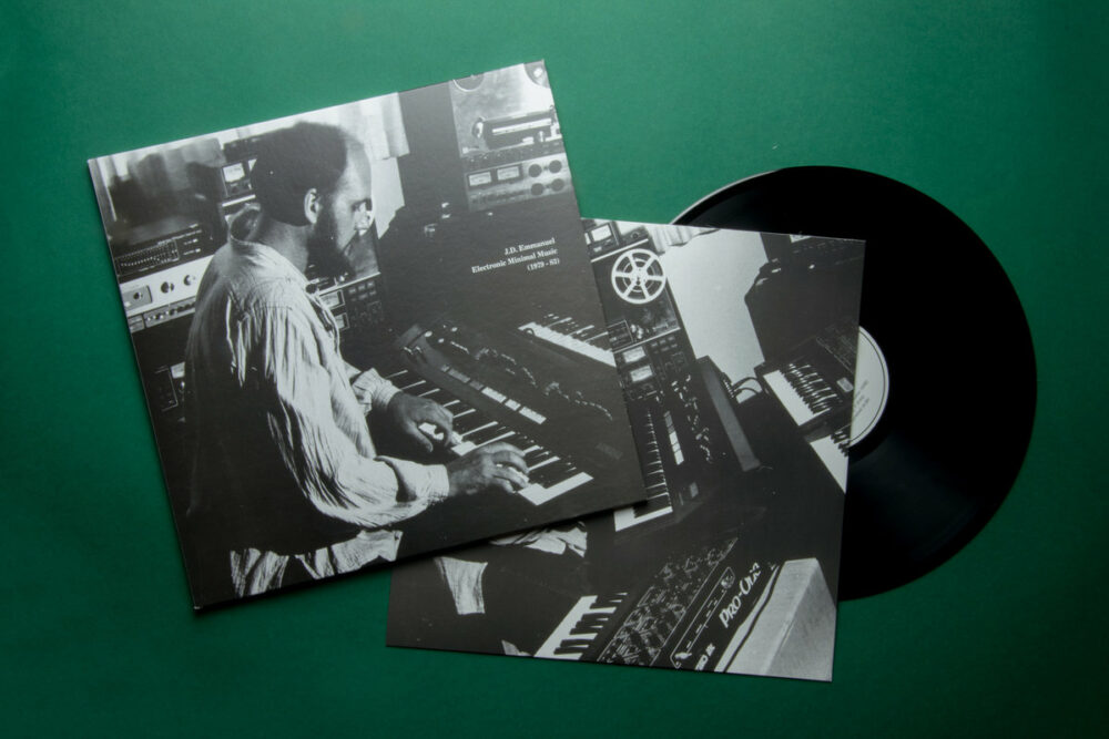 J.D. EMMANUEL - ELECTRONIC MINIMAL MUSIC (1979 83) - LP - VINYL 33 TOURS DISQUE VINYLE LP PARIS MONTPELLIER GROUND ZERO PLATINE PRO-JECT ALBUM TOURNE-DISQUE MUSICAL FIDELITY KANTU YU BRINGHS ORTOFON 45 TOURS SINGLES ALBUM ACHETER UNE PLATINE VINYLS BOUTIQUE PHYSIQUE DISQUAIRE MAGASIN CENTRE VILLE INDES INDIE RECORD STORE INDEPENDENT INDEPENDANT