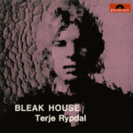 Le premier album de la légende de la guitare norvégienne Terje Rypdal, paru en 1968, constitue une entrée significative dans le paysage du jazz de la fin des années 1960, illustrant la transition du rock psychédélique vers un mélange plus complexe et plus libre d'éléments de jazz. En collaborant avec des musiciens légendaires comme Jan Garbarek, Rypdal a fait preuve d'un talent novateur sur cet album. Enregistré au cours de trois sessions à Oslo en 1968, Bleak House marque le départ de Rypdal du groupe psychédélique The Dream, alors qu'il s'aventure dans de nouveaux territoires musicaux. Il deviendra par la suite l'un des instrumentistes les plus connus du jazz européen, avec des sorties sur le label ECM remplies de ses sons de guitare brûlants et évocateurs qui évoquent une toundra future. Bien qu'il n'ait que 21 ans à l'époque, Rypdal crée déjà une musique incroyablement mature, douce et sophistiquée. Bien qu'il capture indéniablement l'essence des années 60, il reste agréable à écouter aujourd'hui. L'album, sorti à l'origine chez Polydor, présente de légères influences latines et blues, ainsi que des arrangements de big band à la fois bien conçus et délicieusement libres.
