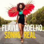 Après BOSSA MUFFIN et MUNDO MEU, des albums qui l’avaient emmenée sur les plus grandes scènes d’Europe, en passant par un Olympia complet il y a deux ans, Flavia revient avec SONHO REAL, son troisième album.