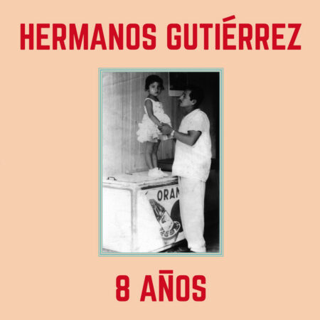 Hermanos Gutiérrez est un groupe de deux musiciens formé par les frères Alejandro et Estevan Gutiérrez. S’inspirant du son de l’Amérique latine des années 1950, ils emmènent les auditeurs en voyage à travers de magnifiques paysages.