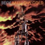 BECK | Mellow Gold Panthéon 3e opus de l'inclassable Beck, "Mellow Gold" sort en 1994 alors que l'artiste expérimente des prod sur des magnéto à bandes. Après 2 albums passés complètement inaperçus, c'est avec l'iconique "Looser" que le jeune prodige a titillé les oreilles du producteur Karl Stephenson. Rapidement le titre sonne comme un hymne aux sonorités alternatives auprés des jeunes américains de la générations X. Considéré aujourd'hui comme un des plus grands classiques des 90's "Mellow Gold" continue de fasciner.