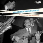 Des terrasses de café aux bals musette, des clubs de jazz aux plus prestigieuses scènes d’Europe et d’Amérique, Django Reinhardt n’aura cessé d’éblouir le monde avec sa guitare. Les titres ici réunis et remastérisés à partir des bandes originales constituent une des plus belles preuves du génie et de l’extraordinaire faculté d’adaptation du guitariste, probablement le seul jazzman à avoir évolué si brillamment du swing au be-bop sans jamais compromettre son identité artistique. Django Reinhardt, entouré des premiers boppers français, avec des techniques d’enregistrement modernes et un son de guitare amplifié, atteint son apogée en tant qu’improvisateur, virtuose et compositeur. Il explore le blues (Deccaphonie), crée des compositions avant-gardistes « Anouman », revisite des standards bop « Fine and Dandy », « Crazy Rhythm » …, interprète des chansons françaises « Le soir », « Chez moi » …, ainsi que des classiques tels que « Nuages » ou « Manoir de mes rêves », des chefs-d’œuvre à part entière. La gloire lui tendait à nouveau les bras grâce aux séances Blue Star de mars 1953, produites par Eddie Barclay à la demande de Norman Granz qui souhaitait le convier aux USA et l’intégrer aux mythiques tournées Jazz at the Philharmonic. Hélas, il décédera peu après ces enregistrements, à 43 ans.