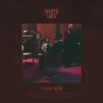 Le trio londonien White Lies, référence incontournable de la scène alternative depuis 2009, dévoile son 7e album studio Night Light. Enregistré en live au mythique Church Studios avec le producteur Riley MacIntyre, l'album capture l'énergie brute et la complicité du groupe, enrichis par la touche créative du claviériste Seth Evans (Black Midi). De l'urgence électrisante de Nothing On Me à la puissance fédératrice de Juice et l'émotion poignante de Everything Is Ok, Night Light allie intensité, modernité et profondeur. Un retour magistral qui confirme White Lies comme l'un des groupes britanniques les plus audacieux et essentiels de sa génération.