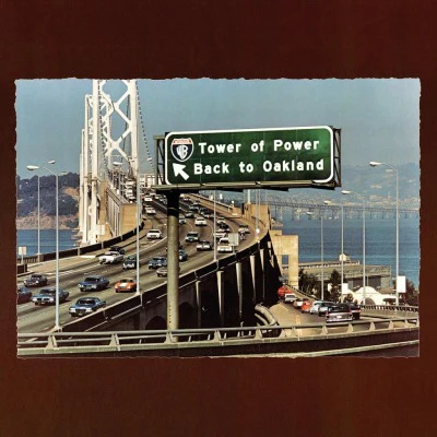 Back To Oakland est le quatrième album du groupe Tower of Power, originaire de la baie de San Francisco, sorti au printemps 1974. Après leur disque d'or éponyme, Tower of Power a sorti un album encore meilleur (selon de nombreux critiques). Ce disque proposait des morceaux plus durs, plus funky et mieux produits, une voix plus affirmée de Lenny Williams (plus à l'aise en tant que chanteur principal), une excellente ballade dans « Time Will Tell » et un tempo entraînant dans « Don't Change Horses (In the Middle of a Stream) ». La section cuivres de Tower of Power a confirmé sa réputation dans les cercles soul et pop. Back To Oakland a été élu par le magazine Modern Drummer comme l'un des enregistrements les plus importants à écouter pour les batteurs. Vinyle audiophile 180 grammes.
