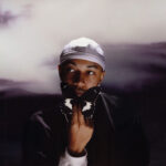 Authentique, complet et personnel, le premier album tant attendu de Wesley Joseph révèle un chanteur, auteur-compositeur, producteur et réalisateur d'une vulnérabilité assumée, exprimant les multiples facettes de son parcours créatif. Le résultat : Forever Ends Someday, treize titres introspectifs teintés d'évasion. Sur “Peace of Mind”, en featuring avec Danny Brown, Joseph exprime ses angoisses avec force et assurance dans un hymne puissant aux basses percutantes. “July” en collaboration avec Jorja Smith, a été enregistré dans leur ville natale de Walsall, et forme une joyeuse réminiscence de leur passé, où ils évoquent le chemin parcouru et les épreuves traversées. Fruit de trois années de travail, cet album a permis à Joseph de s'éloigner des projecteurs pour se recentrer sur son histoire, privilégiant l'authenticité de son art plutôt que de capitaliser sur le momentum dont a bénéficié sa carrière (avec notamment un concert à guichets fermés au KOKO de Londres et une tournée nord-américaine également complète). « J'ai considéré cet album comme un réceptacle, y déversant sans cesse des éléments de ma vie », confie-t-il. Le titre éponyme de l’album, “Forever Ends Someday”, évoque la beauté éphémère du moment présent – ​​« l'idée que, jeune, tout semble durer éternellement, mais qu'en grandissant, on réalise que la jeunesse est un emprunt », explique Joseph. Les morceaux de l'album offrent un reflet sincère de l'expérience humaine, entre lumière et ombre. Enregistré entre Londres, Walsall, Los Angeles et en Suisse, l'album a été réalisé avec l'aide d'une équipe de collaborateurs et de coproducteurs qui ont permis à Joseph de concrétiser sa vision durant ces trois années d'écriture. Il a collaboré étroitement avec le compositeur Nicholas Jaar (The Weeknd, FKA Twigs), qui a apporté sa sensibilité à plusieurs morceaux, le producteur Harvey Dweller (Loyle Carner, Joy Crookes), Tev’n (Rina Sawayama, SBTRKT), nominé au Mercury Prize, A. K. Paul (Nao, Fabiana Palladino), Al Shux (JAY-Z, Kendrick Lamar, SZA), Ryan Raines (Paul McCartney, Dominic Fike) et Romil Hemnani (Brockhampton). De Walsall au monde entier, Forever Ends Someday démontre que l’héritage de Joseph ne fait que commencer.