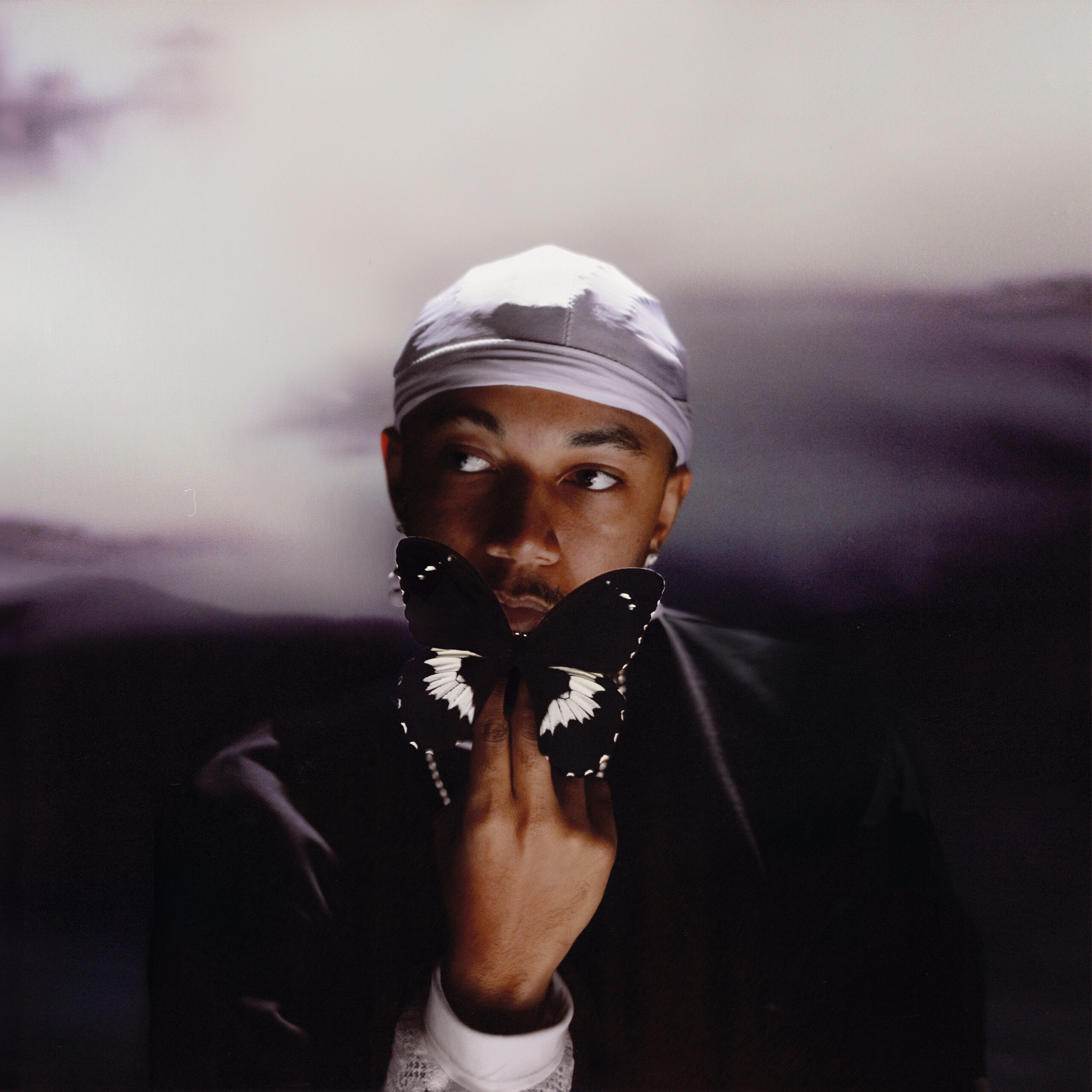 Authentique, complet et personnel, le premier album tant attendu de Wesley Joseph révèle un chanteur, auteur-compositeur, producteur et réalisateur d'une vulnérabilité assumée, exprimant les multiples facettes de son parcours créatif. Le résultat : Forever Ends Someday, treize titres introspectifs teintés d'évasion. Sur “Peace of Mind”, en featuring avec Danny Brown, Joseph exprime ses angoisses avec force et assurance dans un hymne puissant aux basses percutantes. “July” en collaboration avec Jorja Smith, a été enregistré dans leur ville natale de Walsall, et forme une joyeuse réminiscence de leur passé, où ils évoquent le chemin parcouru et les épreuves traversées. Fruit de trois années de travail, cet album a permis à Joseph de s'éloigner des projecteurs pour se recentrer sur son histoire, privilégiant l'authenticité de son art plutôt que de capitaliser sur le momentum dont a bénéficié sa carrière (avec notamment un concert à guichets fermés au KOKO de Londres et une tournée nord-américaine également complète). « J'ai considéré cet album comme un réceptacle, y déversant sans cesse des éléments de ma vie », confie-t-il. Le titre éponyme de l’album, “Forever Ends Someday”, évoque la beauté éphémère du moment présent – ​​« l'idée que, jeune, tout semble durer éternellement, mais qu'en grandissant, on réalise que la jeunesse est un emprunt », explique Joseph. Les morceaux de l'album offrent un reflet sincère de l'expérience humaine, entre lumière et ombre. Enregistré entre Londres, Walsall, Los Angeles et en Suisse, l'album a été réalisé avec l'aide d'une équipe de collaborateurs et de coproducteurs qui ont permis à Joseph de concrétiser sa vision durant ces trois années d'écriture. Il a collaboré étroitement avec le compositeur Nicholas Jaar (The Weeknd, FKA Twigs), qui a apporté sa sensibilité à plusieurs morceaux, le producteur Harvey Dweller (Loyle Carner, Joy Crookes), Tev’n (Rina Sawayama, SBTRKT), nominé au Mercury Prize, A. K. Paul (Nao, Fabiana Palladino), Al Shux (JAY-Z, Kendrick Lamar, SZA), Ryan Raines (Paul McCartney, Dominic Fike) et Romil Hemnani (Brockhampton). De Walsall au monde entier, Forever Ends Someday démontre que l’héritage de Joseph ne fait que commencer.