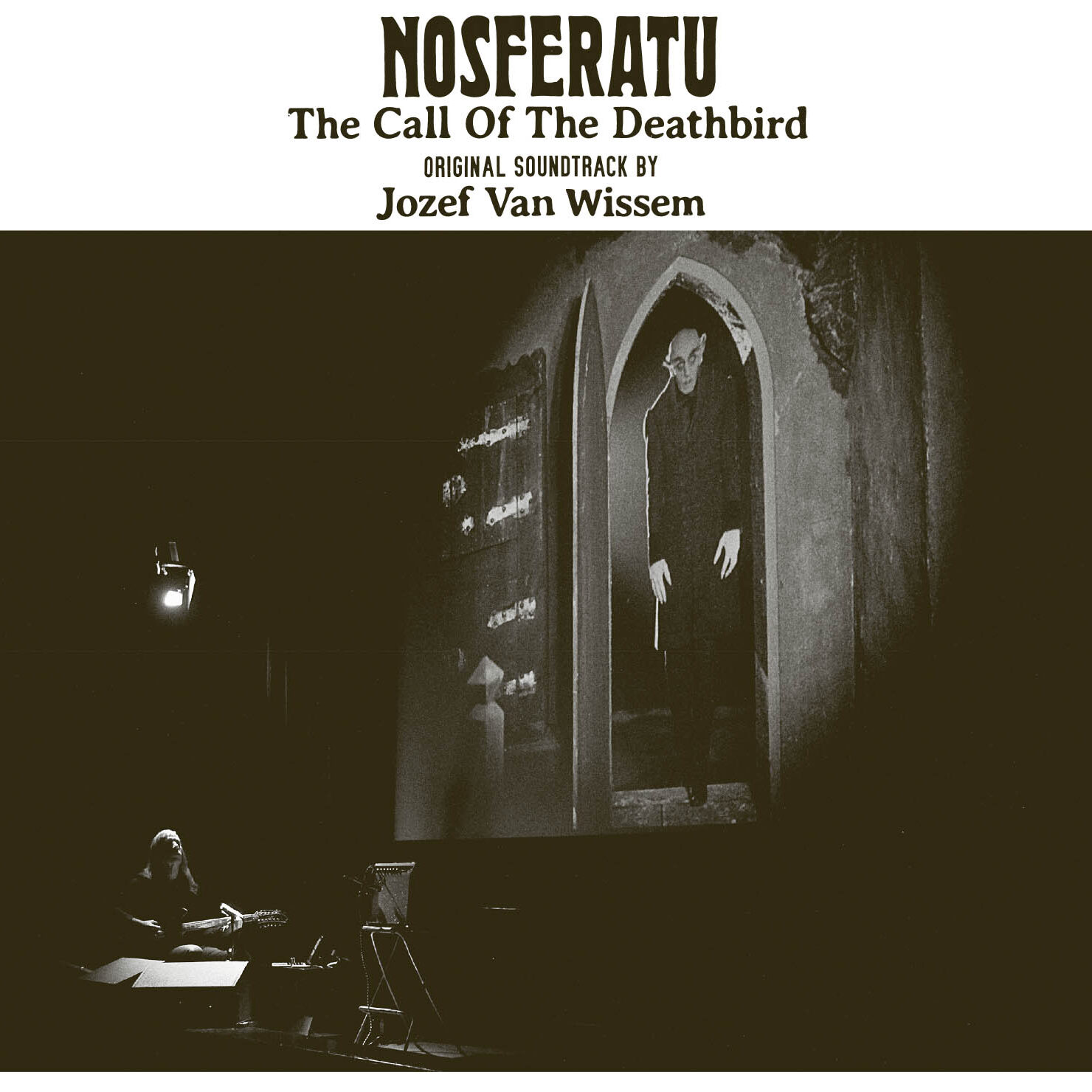 La Cinémathèque Française de Paris a fait appel au compositeur et luthiste d'avant-garde Jozef Van Wissem pour écrire et interpréter la musique pour la projection de la version restaurée de Nosferatu. Jozef a été un peu dépassé par le succès de cette représentation, la salle était comble. Il n'avait pas l'intention de la rejouer, mais par la suite, le public n'arrêtait pas de lui demander. Au début, la bande originale était plus improvisée et réactive aux images, mais après quelques représentations, le public a en quelque sorte guidé Jozef. Commencer par quelques notes et construire la partition lentement jusqu'à une fin sombre et puissante. Jozef a trouvé sur un marché un vieux 45 tours avec des enregistrements d'oiseaux disparus, qu’il a traités électroniquement et intégrés à la partition. En manipulant les sons de la guitare électrique avec un accordage alternatif, il a réussi à créer un sentiment de peur, à la hauteur de celui des victimes du comte Orlok. Pour Jozef, Nosferatu incarne cet oiseau de mort, symbole de la peste. La peste noire dépeinte dans le film offre un parallèle intemporel avec la société contemporaine. Le comte vampire Orlok infeste la ville de rats et la population est contaminée par la peste. La mise en quarantaine s'impose, provoquant l'hystérie. Un phénomène similaire à celui connu récemment.