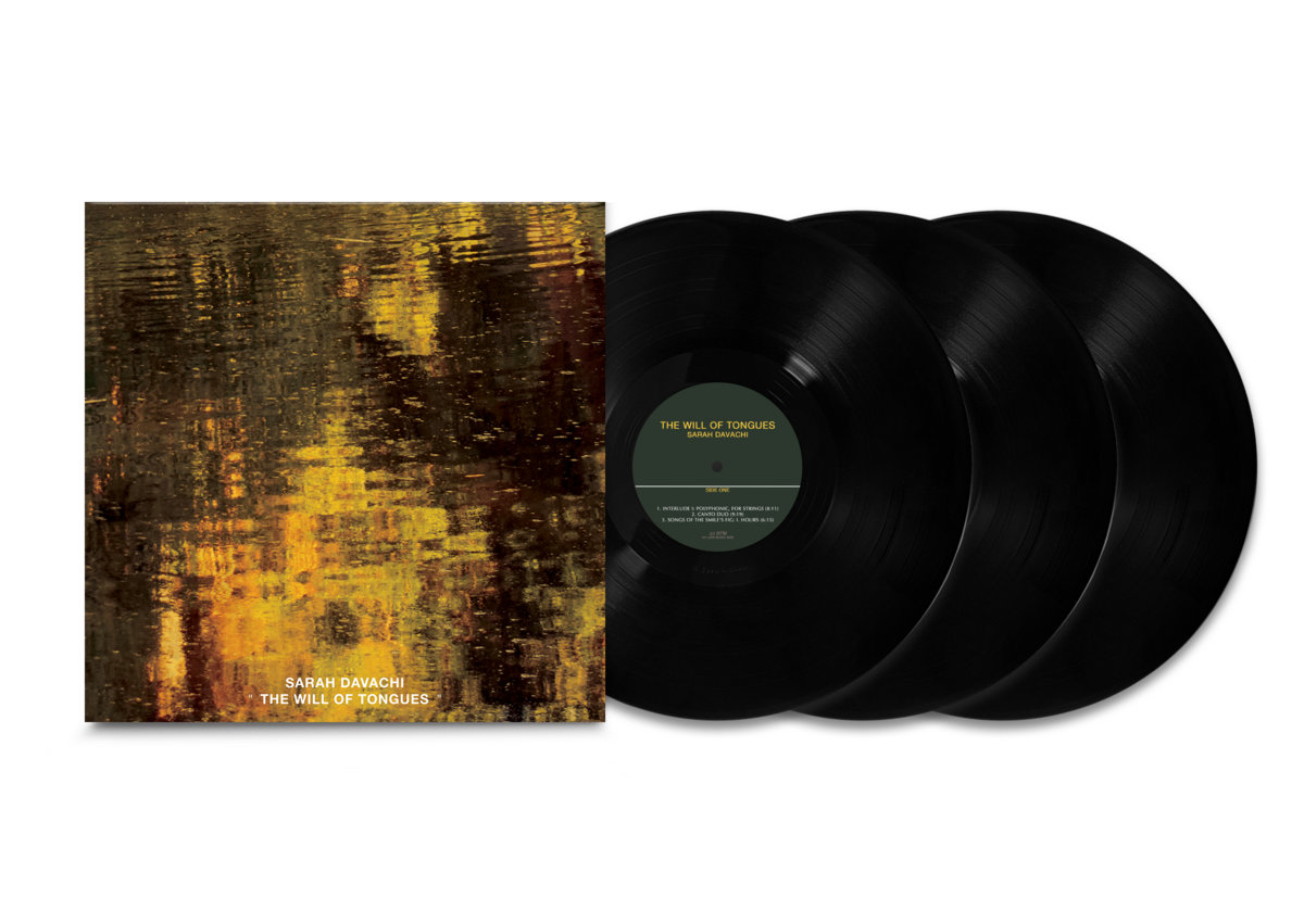 « The Will of Tongues » est le nouvel album studio de Sarah Davachi, et sans conteste son œuvre la plus ambitieuse à ce jour, offrant plus de deux heures de musique réparties sur trois disques vinyles. L'album comprend cinq nouvelles compositions pour orgue de Barbarie (enregistrées aux États-Unis, au Canada et aux Pays-Bas), une suite de trois pièces chorales, un recueil d'« interludes » pour divers ensembles microtonaux (cordes, cuivres, bois) et une longue pièce de musique de chambre pour trio à cordes, orgue et bande magnétique. Ces deux dernières pièces sont des commandes de l'Experimental Media and Performing Arts Center (EMPAC) de Troy, dans l'État de New York, tandis que l'œuvre chorale a été commandée par la Louth Contemporary Music Society de Dundalk, en Irlande. Outre la présence de Davachi à l'orgue tout au long de l'œuvre, « The Will of Tongues » réunit un groupe exceptionnel de musiciens et d'ensembles venus des États-Unis et d'Europe, parmi lesquels Whitney Johnson (alto), Eyvind Kang (alto), Lucy Railton (violoncelle), Diapason (un ensemble de cuivres expérimental/microtonal basé à Los Angeles, composé de Nev Wendell, Nicholas Ginsburg, Mattie Barbier et Mason Moy), Phaedrus (un ensemble de flûtes Renaissance basé en Suisse, composé de Liane Sadler, Charlotte Schneider, Mara Winter et Luis Martinez Pueyo), et le Chamber Choir Ireland (dirigé par Nils Schweckendiek). « The Will of Tongues » explore les nombreux concepts et méthodes de composition qui ont particulièrement préoccupé Davachi au cours de la dernière décennie : l'itération, la théorie de l'accord, la variation de texture et de timbre, la durée étendue, l'harmonie verticale, l'effet intervallique et la structure canonique. Ces éléments s'inscrivent dans la tradition minimaliste qui la caractérise, mais avec une approche plus incisive et intentionnelle que dans ses œuvres précédentes. À travers ses treize titres, les idées fusent d'un ensemble ou d'un instrument à l'autre, leur équilibre se modifiant lentement au fil d'une durée incontestablement exigeante. Cependant, l'œuvre dans son ensemble cherche à exprimer un profond respect pour l'acte d'écouter, et pour la conscience que cette écoute peut servir d'espace négatif imaginatif ; un espace qui favorise la confrontation et la création plutôt que la fuite. Cette musique n'est pas d'une écoute facile, et elle n'a pas vocation à l'être – lorsque de longues durées et une réduction du matériau sonore sont à l'œuvre, l'oreille et l'esprit sont contraints d'affronter la réalité même du son et les espaces mentaux significatifs qu'il engendre sans cesse, lesquels peuvent receler de profondes sources de sens si l'auditeur est prêt à s'y aventurer. « The Will of Tongues » est ainsi une célébration de l'écoute itérative et de l'engagement extrême, de l'expérience auditive intime et de ses vastes horizons psychiques. Rien ne nous exprime au-delà de la mort, et il m'est arrivé de m'écrier : « Voilà comment naît la volonté des langues ! »