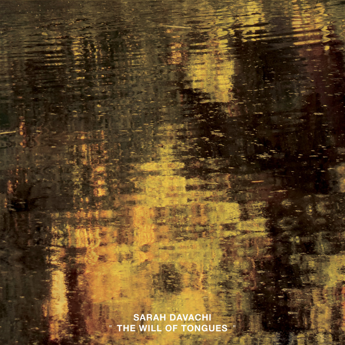 « The Will of Tongues » est le nouvel album studio de Sarah Davachi, et sans conteste son œuvre la plus ambitieuse à ce jour, offrant plus de deux heures de musique réparties sur trois disques vinyles. L'album comprend cinq nouvelles compositions pour orgue de Barbarie (enregistrées aux États-Unis, au Canada et aux Pays-Bas), une suite de trois pièces chorales, un recueil d'« interludes » pour divers ensembles microtonaux (cordes, cuivres, bois) et une longue pièce de musique de chambre pour trio à cordes, orgue et bande magnétique. Ces deux dernières pièces sont des commandes de l'Experimental Media and Performing Arts Center (EMPAC) de Troy, dans l'État de New York, tandis que l'œuvre chorale a été commandée par la Louth Contemporary Music Society de Dundalk, en Irlande. Outre la présence de Davachi à l'orgue tout au long de l'œuvre, « The Will of Tongues » réunit un groupe exceptionnel de musiciens et d'ensembles venus des États-Unis et d'Europe, parmi lesquels Whitney Johnson (alto), Eyvind Kang (alto), Lucy Railton (violoncelle), Diapason (un ensemble de cuivres expérimental/microtonal basé à Los Angeles, composé de Nev Wendell, Nicholas Ginsburg, Mattie Barbier et Mason Moy), Phaedrus (un ensemble de flûtes Renaissance basé en Suisse, composé de Liane Sadler, Charlotte Schneider, Mara Winter et Luis Martinez Pueyo), et le Chamber Choir Ireland (dirigé par Nils Schweckendiek). « The Will of Tongues » explore les nombreux concepts et méthodes de composition qui ont particulièrement préoccupé Davachi au cours de la dernière décennie : l'itération, la théorie de l'accord, la variation de texture et de timbre, la durée étendue, l'harmonie verticale, l'effet intervallique et la structure canonique. Ces éléments s'inscrivent dans la tradition minimaliste qui la caractérise, mais avec une approche plus incisive et intentionnelle que dans ses œuvres précédentes. À travers ses treize titres, les idées fusent d'un ensemble ou d'un instrument à l'autre, leur équilibre se modifiant lentement au fil d'une durée incontestablement exigeante. Cependant, l'œuvre dans son ensemble cherche à exprimer un profond respect pour l'acte d'écouter, et pour la conscience que cette écoute peut servir d'espace négatif imaginatif ; un espace qui favorise la confrontation et la création plutôt que la fuite. Cette musique n'est pas d'une écoute facile, et elle n'a pas vocation à l'être – lorsque de longues durées et une réduction du matériau sonore sont à l'œuvre, l'oreille et l'esprit sont contraints d'affronter la réalité même du son et les espaces mentaux significatifs qu'il engendre sans cesse, lesquels peuvent receler de profondes sources de sens si l'auditeur est prêt à s'y aventurer. « The Will of Tongues » est ainsi une célébration de l'écoute itérative et de l'engagement extrême, de l'expérience auditive intime et de ses vastes horizons psychiques. Rien ne nous exprime au-delà de la mort, et il m'est arrivé de m'écrier : « Voilà comment naît la volonté des langues ! »