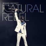 Natural Rebel est le cinquième album solo de Richard Ashcroft, mettant en valeur sa signature musicale faite de mélodies envoûtantes et d’une écriture sincère.