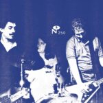 Hüsker Dü. Live. 1985. capture le trio punk légendaire de Minneapolis à l’apogée de sa puissance créative. Enregistré sur scène au mythique First Avenue, cet album restitue avec une fidélité exceptionnelle l’énergie brute et la précision qui ont fait la renommée de la période SST du groupe, révélant toute l’urgence et la tension d’une année particulièrement incendiaire pour le trio. Cette édition 4-LP/2-CD propose la restauration par Beau Sorenson de l’intégralité du concert du 30 janvier 1985, accompagnée de 20 titres supplémentaires issus de la tournée de l’année. Chaque morceau témoigne de la capacité de Hüsker Dü à fusionner intensité punk et mélodie incisive, donnant vie à des performances où la virtuosité se cache derrière la furie scénique. Un livret deluxe complète le coffret, retraçant douze mois d’histoire musicale et offrant un aperçu du contexte dans lequel ces concerts ont contribué à forger la légende du groupe. Ce n’est pas seulement un témoignage live : c’est le son d’une légende en train de s'écrire.