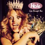 Avec Live Through This, Hole signe en 1994 l'un des albums majeurs du rock alternatif. Porté par les incontournables « Miss World », « Doll Parts » et « Violet », ce disque certifié platine affirme définitivement le groupe comme une référence du genre. Supervisée par Eric Erlandson, cette réédition remasterisée restitue l'album dans son format d'origine, pour redécouvrir un classique à l'influence intacte.
