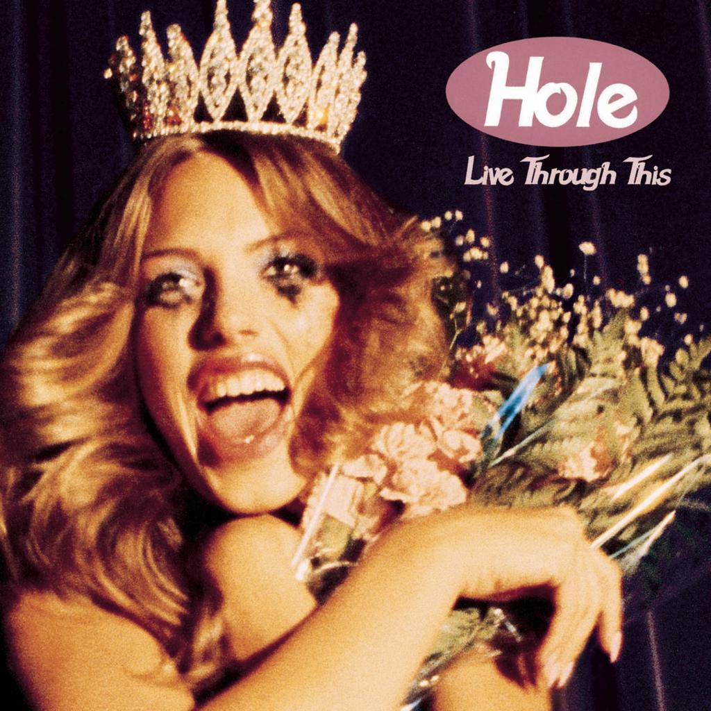Avec Live Through This, Hole signe en 1994 l'un des albums majeurs du rock alternatif. Porté par les incontournables « Miss World », « Doll Parts » et « Violet », ce disque certifié platine affirme définitivement le groupe comme une référence du genre. Supervisée par Eric Erlandson, cette réédition remasterisée restitue l'album dans son format d'origine, pour redécouvrir un classique à l'influence intacte.