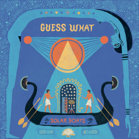 « Des roses et des lys azur flottent, Un bouquet est suspendu dans notre bateau solaire » Les BATEAUX SOLAIRES apparaissent dans l'iconographie de l'Égypte antique, transportant les âmes des pharaons vers l'au-delà. Ces embarcations sont également utilisées par GUESS WHAT pour voyager et explorer l'univers multidimensionnel, que nous pouvons désormais appeler multivers. Cet album présente une collection divertissante de courts morceaux musicaux, provenant de diverses régions du cosmos, que le duo GUESS WHAT a rassemblés grâce à ses voyages en bateau solaire aux côtés des Children In Space, des enfants qui, ayant grandi dans l'espace, naviguent à travers les galaxies et les nébuleuses aussi facilement que nous sortons les poubelles ou marchons jusqu'à l'école. Le fascinant multivers est exploré et décrit du point de vue des enfants qui dérivent à travers de somptueux paysages cosmiques. Ces paysages évoquent des choses amusantes pour leur imagination, telles que des briques à encastrer, des bonbons combustibles, des cerfs-volants ou des gâteaux en forme de nuages, plutôt que des données scientifiques ou des formules mathématiques. C'est ce que GUESS WHAT a recherché : une image groovy, poétique et folklorique de certaines des parties les plus reculées du cosmos.