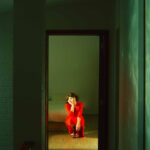 Voix emblématique de Nouvelle Vague depuis 20 ans, Mélanie Pain poursuit en solo un parcours singulier entre pop, folk et poésie intime. Après trois albums salués pour leur délicatesse, elle revient avec How and Why, un quatrième opus lumineux et dépouillé. Un folk brut, centré sur la guitare acoustique, sans artifices – et cette voix unique : douce, profonde, élégante. Enregistré en live avec ses musiciens de toujours, l’album puise son inspiration chez Kings of Convenience, Iron & Wine ou Emilíana Torrini. Neuf titres en anglais, entre émotion, mélancolie et renaissance, avec un duo hypnotique aux côtés de Brian Lopez (Calexico) et une reprise sensuelle de Duman en turc. Un disque solaire et apaisé, écrin parfait pour la voix et les mots de Mélanie