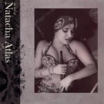 Natacha Atlas est une artiste Anglo-Egyptienne avec une des plus grandes voix de sa génération. Depuis plus de vingt ans, elle mélange beats électroniques et musiques Nord-Africaines et Arabes, mettant en lumière des liens entre des genres musicaux d'apparence disparates, explorant des possibilités sonores innovantes. Incluant ses versions de 'Mon Amie La Rose', 'You Only Live Twice' ou encore 'I Put A Spell On You'.