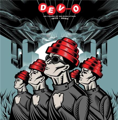 DEVO célèbre leur 50 ans de carrière en dévoilant au format double vinyle bleu et rouge une collection de 25 morceaux regroupant leurs plus grand succès sortis entre 1973 et 2023. Cette sortie comporte également une version double vinyle noir et une version double CD avec 25 morceaux dont leurs plus grands succès. Compilation des morceaux clés des neuf albums studio de Devo, ainsi que des raretés comme la démo de 1974 pour « I'm A Potato » et des mixes simples pour « Come Back Jonee », « Snowball » et « What We Do ». DEVO marque un demi-siècle de déévolution alors que le groupe pionnier reprend sa tournée mondiale cet automne. Rhino rend aujourd'hui hommage au groupe influent en dévoilant un nouveau coffret couvrant toute la carrière qui englobe tous les succès de Devo et une sélection de raretés. Formé en 1973, le groupe new wave américain DEVO célèbre son 50e anniversaire cette année et nous sortirons une nouvelle collection couvrant toute la carrière du groupe, 50 Years of De-Evolution 1973 - 2023. Aujourd'hui, la musique innovante et les performances stimulantes de Devo sont célébrées pour leur profonde influence sur des générations d'artistes new-wave, industriels et électroniques. 50 YEARS OF DE-EVOLUTION (1973-2023) témoigne de l'héritage du groupe, compilant des morceaux clés des neuf albums studio de Devo, ainsi que des raretés comme la démo de 1974 pour « I'm A Potato » et des mix de singles. pour « Come Back Jonee », « Snowball » et « What We Do ». Le groupe entamera sa tournée d'adieu au Royaume-Uni et en Europe peu avant la sortie.