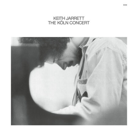 Cet enregistrement du concert totalement improvisé donné en solo par Keith Jarrett à l’Opéra de Cologne le 24 janvier 1975 est entré dans la légende. The Köln Concert - album iconique et document précieux d’un moment clé de l’histoire du jazz. Cette édition spéciale publiée à l’occasion du 50e anniversaire de sa parution est présentée dans une pochette gatefold de luxe, avec un livret comprenant un texte inédit et des photos pour une part inédites, et un tirage photo avec la signature de Jarrett.