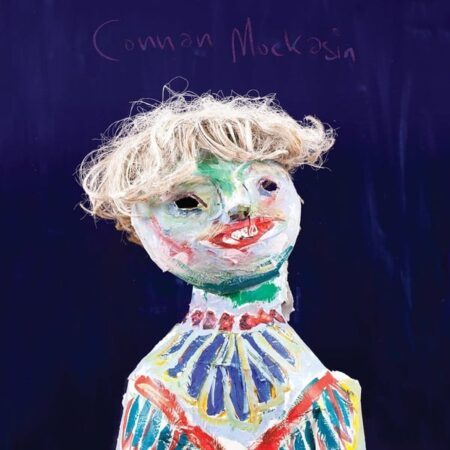 Le premier album de Connan Mockasin, Forever Dolphin Love, est un voyage délicieusement déjanté à travers une psychédélie artisanale, une soul hors normes et des récits surréalistes. Enregistré dans des maisons hantées et des chambres lointaines, Dolphin Love ressemble à un rêve enfantin de gloire pop, court-circuité juste ce qu'il faut pour sembler venir d'une autre galaxie. Chats, fantômes et "snat" s'y côtoient - c'est le son de Connan qui plie le temps, l'espace et la mélodie en des formes étranges et inoubliables.
