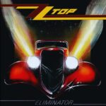Eliminator de ZZ Top : Un Tournant Iconique dans l’Histoire du Rock Depuis leurs débuts dans les années 1970, ZZ Top, le trio texan composé de Billy Gibbons (guitare/chant), Dusty Hill (basse/chant) et Frank Beard (batterie), avait déjà fait sa marque dans le monde du rock. Cependant, avec la sortie de leur album « Eliminator » en 1983, le groupe a non seulement solidifié son héritage, mais a également réussi à fusionner l’ancien avec le nouveau, créant ainsi un son qui résonnerait à travers les générations. Une Evolution Sonore L’une des particularités les plus marquantes de « Eliminator » est sa transition d’un blues rock brut vers une approche plus synthétisée, empruntant des éléments de la musique électronique qui devenaient de plus en plus populaires à cette époque. C’était un risque, certes, mais ZZ Top a su l’utiliser à son avantage. Les synthétiseurs, boîtes à rythmes et effets de guitare de l’époque ont donné à l’album un son distinctif, faisant de lui un pont entre le rock traditionnel du passé et le rock plus commercial des années 80. Des Hits Incontournables « Eliminator » regorge de hits qui sont devenus des incontournables du rock. « Gimme All Your Lovin' », avec son riff de guitare accrocheur et son refrain irrésistible, est devenu un hymne de stade. « Sharp Dressed Man » et « Legs » sont non seulement des témoignages de la maîtrise musicale du groupe, mais aussi des représentations de la culture pop de l’époque. Ces chansons ont d’ailleurs été accompagnées de clips vidéo innovants qui ont marqué les débuts de MTV, contribuant encore plus à la renommée de l’album. L’Iconique Ford Coupé L’album n’est pas seulement célèbre pour sa musique, mais aussi pour l’image emblématique de la Ford coupé de 1933 qui figure sur la pochette. Cette voiture, peinte en rouge vif, est devenue un symbole de ZZ Top, représentant le mélange de l’ancien et du nouveau que le groupe a si habilement capturé dans sa musique. La voiture a fait plusieurs apparitions dans leurs clips vidéo et est devenue presque aussi célèbre que le groupe lui-même. Impact Culturel et Héritage « Eliminator » n’était pas simplement un autre album rock ; c’était un phénomène culturel. À une époque où la musique était en pleine mutation, avec l’émergence de nouveaux genres et sous-genres, ZZ Top a réussi à rester pertinent. En intégrant des éléments modernes à leur son traditionnel, ils ont attiré une nouvelle génération de fans tout en restant fidèles à leurs racines. L’héritage de « Eliminator » perdure encore aujourd’hui. De nombreux groupes modernes citent cet album comme une influence majeure, non seulement pour sa musique, mais aussi pour sa capacité à évoluer avec le temps tout en restant authentique. Conclusion « Eliminator » de ZZ Top est bien plus qu’un simple album. C’est un testament du génie musical du groupe, de leur capacité à prendre des risques et de leur désir d’innover. En mélangeant le blues rock traditionnel avec des éléments électroniques modernes, ils ont créé un son qui était à la fois familier et nouveau. Plus de 40 ans après sa sortie, l’album reste une pièce maîtresse du rock, et son impact sur la musique et la culture populaire est indéniable. Pour les fans de rock, « Eliminator » n’est pas seulement un album à écouter, mais une expérience à vivre.