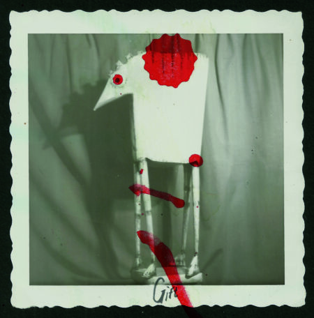 Après un premier album solo très remarqué en 2021, Communication Problems, Nick Wheeldon, l'anglais parisien de Sheffield, revient avec un second album, Gift. Au cours des dix dernières années, Nick Wheeldon a enregistré près de 20 disques avec d'innombrables groupes (The Jesus Loves Heroin Band, Os Noctàmbulos, The Necessary Separations, 39th & the Nortons, Nick & Alizon, Sex Sux, Nick Drunken Broken Arms & His False Ninga Dylan Cobb, Dômo Kômo etc.), chacun d'entre eux lui offrant une nouvelle occasion d'affiner son son inspiré de Gene Clark et Alex Chilton - un son à la fois majestueux et fragile, délicat et écorché. Son premier album solo avait été enregistré dans les chambres de ses potes. Gift pousse plus loin le processus créatif, l'idée d'une peinture collective où la forme et le format de la chanson ne seraient jamais deux fois les mêmes. Gift a été enregistré entièrement en direct sur un Tascam 388, 8 pistes, lors d'une session de 10 heures. Le groupe, Demon Hosts, n'avait jamais joué ensemble avant et n'a eu que quatre répétitions de trois heures pour apprendre et arranger les chansons. La restriction du temps est devenue un atout dans le processus créatif. Gift parle de la fragilité de l'amour: ce qui était autrefois un médicament peut devenir un poison si on le prend pour acquis. Sous l'oreille attentive de Vincent Hivert (producteur et 6ème membre du groupe), les Demon Hosts ajoutent une couleur, une forme, une confiance et une expérience étonnantes à ce qui est certainement la meilleure collection de chansons de Nick Wheeldon. Gift et ses chansons folk lo-fi hypersensibles nous donnent la sensation d'entrer dans le monde intérieur de Wheeldon. L’album sort sur Le Pop Club Records, ravi de collaborer à nouveau avec un artiste qui ne cesse de prouver qu'il est l'un des musiciens français les plus importants de notre époque, tout anglais qu'il soit. Edition vinyle rouge.