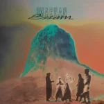 Depuis leurs débuts en 2006 à Tamanrasset, Imarhan a renouvelé la musique touarègue. Souvent rapprochés de Tinariwen, ils ont pourtant affirmé leur propre identité, mêlant assouf, poésie touarègue, funk, psychédélisme et grooves panafricains pour créer un son moderne et enraciné. Avec Essam, enregistré dans leur Aboogi Studio, le groupe opère un tournant audacieux : co-produit avec Maxime Kosinetz et Émile Papandreou, l'album intègre textures électroniques, synthés modulaires et boîtes à rythmes, tout en mettant en valeur des artistes locaux, notamment des femmes jouant de l'imzad et du tinde. Déjà reconnus internationalement grâce à Temet et Aboogi, Imarhan s'impose aujourd'hui comme une voix majeure du blues du désert et un lien fort entre tradition et modernité.