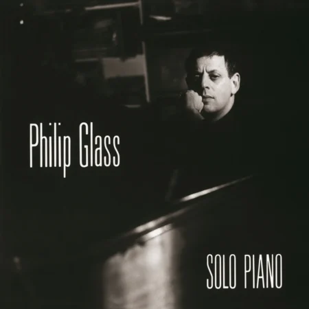 Avec Solo Piano, le compositeur et pianiste Philip Glass se présente « unplugged » : sans claviers électroniques ni synthétiseurs, sans overdubs, juste un piano solo. « Metamorphosis » a été composé en 1988 et tire son nom d'une pièce de théâtre inspirée d'une nouvelle de Kafka. Son deuxième morceau, « Metamorphosis Two », a servi de base à l'un des thèmes musicaux principaux du film « The Hours ». C'est également la chanson que le groupe de rock américain Pearl Jam utilise comme musique d'introduction à ses concerts. « Mad Rush » a été écrite à l'occasion de la première visite du Dalaï Lama à New York. « Wichita Vortex Sutra » est le résultat d'une rencontre fortuite entre deux amis de longue date, Glass et le poète Allen Ginsberg, dans une librairie de l'East Village. « Nous avons décidé sur-le-champ de faire quelque chose ensemble, nous avons pris l'un des livres d'Allen et avons choisi le poème « Wichita Vortex Sutra ». Solo Piano est disponible en vinyle noir audiophile et comprend un livret de 8 pages.