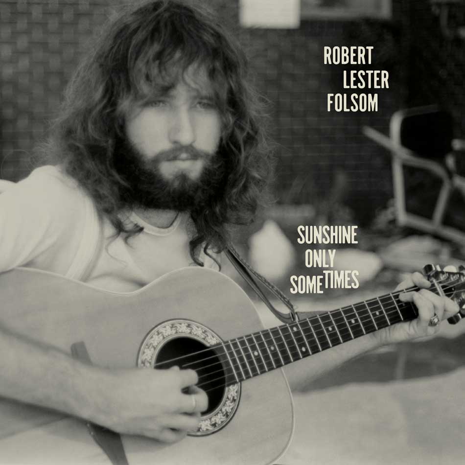 Sunshine Only Sometimes : Archives Vol. 2, 1972-1975 poursuit l’exploration par Anthology Recordings des abondantes archives du chanteur, compositeur et militaire psychédélique Robert Lester Folsom. Enregistré à travers la Georgie dans diverses chambres à coucher, une grange et un motel avec un magnétophone à bobines et une équipe tournante de brillants musiciens de studio dans la première moitié des années 70, Sunshine Only Sometimes renforce la place de Folsom dans le canon du folk rock américain de haute volée, longtemps perdu mais finalement retrouvé. Soutenu par son unité d’enregistrement mobile et aidé par le guitariste et collaborateur Hans VanBrackle, il produit les compositions personnelles qui constituent Ode to a Rainy Day et Sunshine Only Sometimes dans ce contexte. Et finalement, cette période de débroussaillage conduit à la formation d’Abacus, son groupe de rock sudiste progressif aux accents ruraux. Les premières compositions de Folsom, que l’on retrouve sur Sunshine Only Sometimes, reflètent un mélange plus sombre de folk douce et de tons ruraux que sur Music and Dreams, révélant son talent pour la mélodie et l’accroche, avec un sens aigu de l’introspection rendant l’obscurité et la lumière tout aussi résonnantes. Sunshine Only Sometimes offre une nouvelle fois un excellent ensemble de rock classique alternatif, underground et à la tonalité changeante. Nobody Wants Me Strolling Along Super See Julie Ease My Mind Lonely Lovers Slowly Sinking Ship Singing in the Shower Well That’s Alright I’m Still in Love With You Warm Horizons Lonely Sunshine Only Sometimes