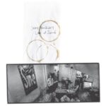 Dans un club exigu du Lower East Side de Manhattan, armé seulement d’une guitare électrique, Jeff Buckley a subjugué le public avec des sets live mystérieux et d’une intensité émotionnelle sans compromis, mêlant reprises éclectiques et compositions originales. L’EP Live at Sin-é de quatre titres, sorti en 1993, marquait ses débuts chez Columbia Records 4LP : 1 coffret rigide deluxe comprenant quatre sleeves au design unique et un livret couleur de huit pages avec photos et notes. Ce coffret inclut des versions live de morceaux incontournables tels que « Grace », « Last Goodbye » et « Hallelujah » de Leonard Cohen.