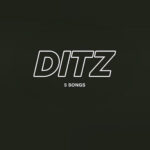 Le groupe DITZ, basé à Brighton, réédite en vinyle  son premier EP sorti en 2020. Voici comment tout a commencé… Vous l’attendiez depuis des lustres, et enfin, l’EP « 5 Songs », épuisé depuis très très longtemps, est de nouveau disponible en vinyle.