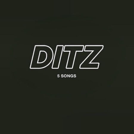 Le groupe DITZ, basé à Brighton, réédite en vinyle  son premier EP sorti en 2020. Voici comment tout a commencé… Vous l’attendiez depuis des lustres, et enfin, l’EP « 5 Songs », épuisé depuis très très longtemps, est de nouveau disponible en vinyle.