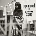 P.P. Arnold, née Patricia Ann Cole en 1946 à Los Angeles, débute à 17 ans comme Ikette dans la revue d’Ike & Tina Turner. En 1966, elle tourne au Royaume-Uni avec eux en première partie des Rolling Stones, où Mick Jagger l’encourage à s’installer à Londres et à signer chez Immediate Records. Après deux albums à succès, son troisième album inédit sort enfin pour les 60 ans du label, avec des titres rares, produits par Jagger et Mike Hurst.