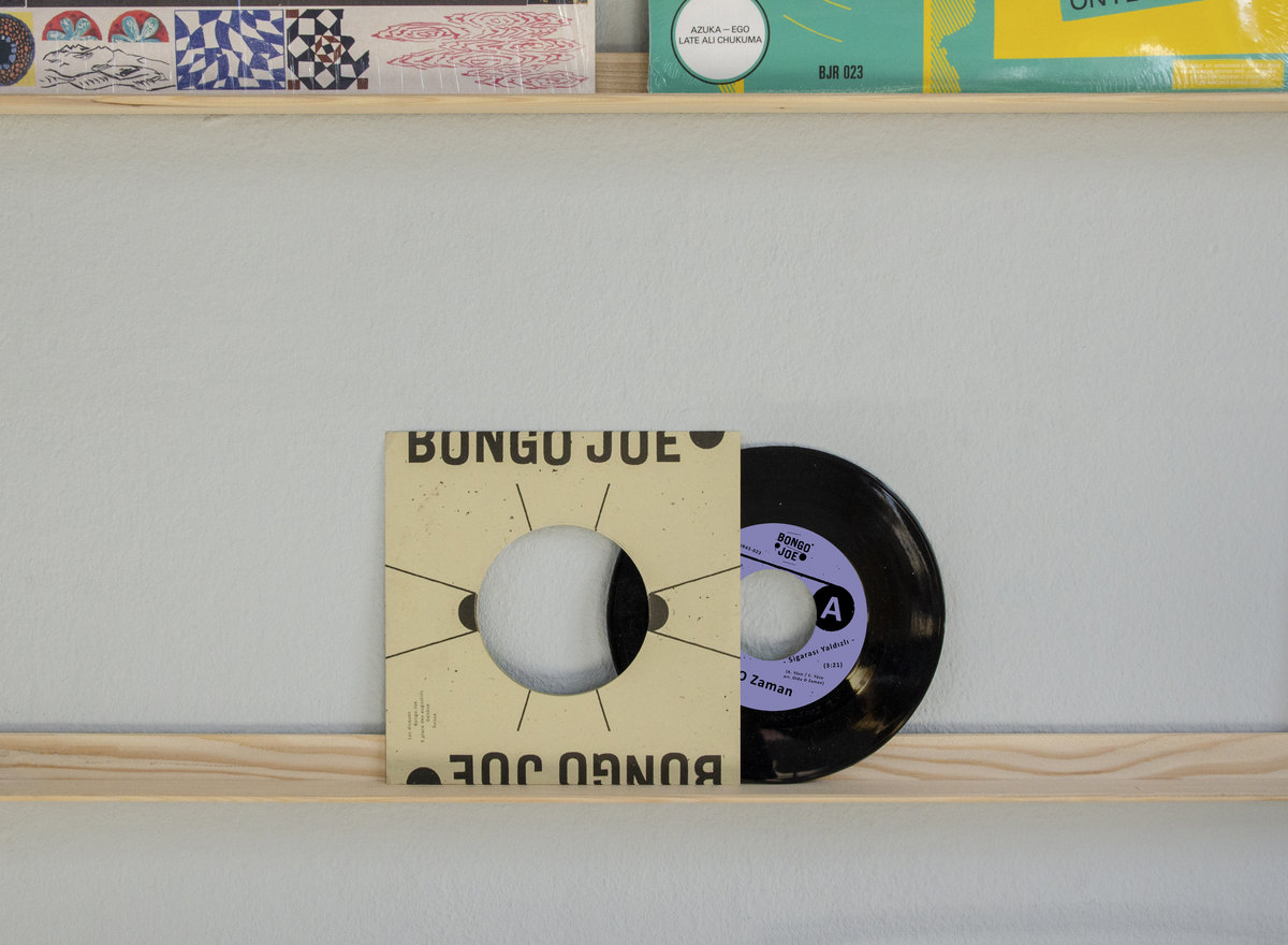 Les Disques Bongo Joe are are pleased to announce the first physical release of Istanbul based trio Oldu O Zaman ! With these two tracks, Sigarasi Yaldizli / Mastika, the band pays homage to Anatolian psychedelic golden age with adding some modern influences. You can download the two singles now, follow the link bellow ! Cansu Ak, Tolga Horasanli and Mehmet Koray Erol came together in 2019 to produce their own music with creating the band Oldu O Zaman. After a first digital release with Avrupa Müzik, the trio decided to go deeper in their cultural heritage with covering and arranging Turkish traditional well-known folk songs with psychedelic and electronic elements to create a unique sound with their own touch. The 7'' gathers Sigarasi Yaldizli a famous tavern song and a well known Turkish gipsy song Mastika hacked with some electronic tocuhes. Be careful, this material is pure banger !