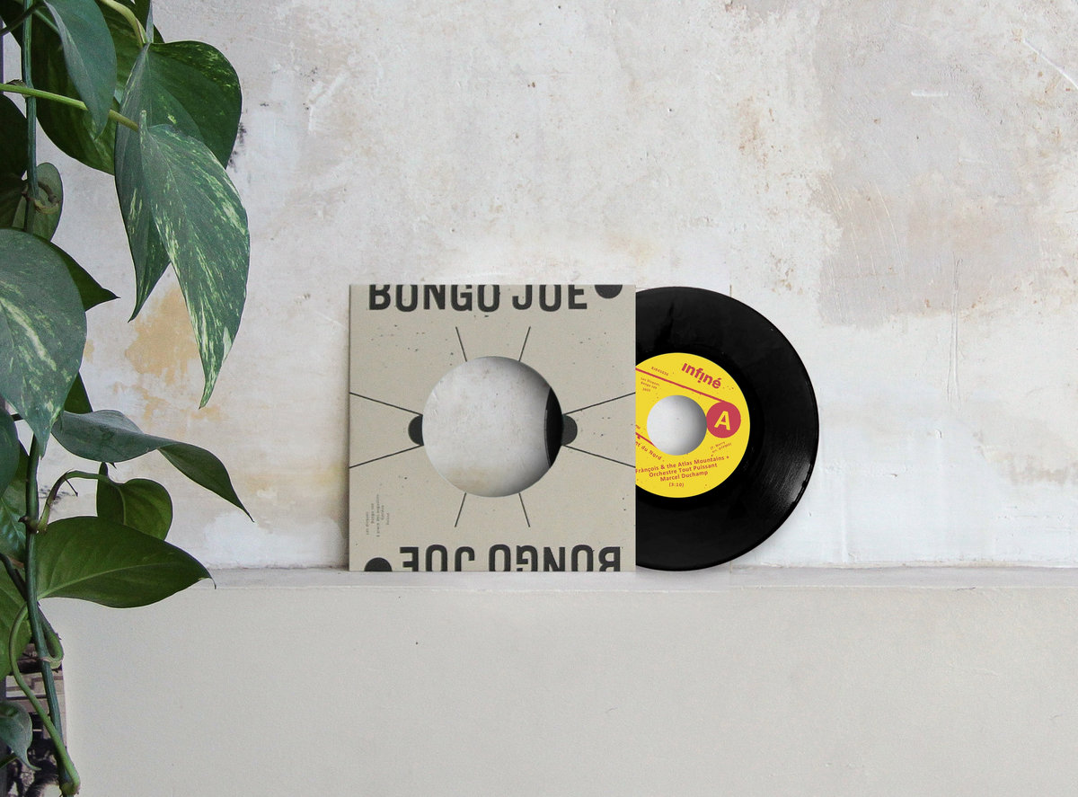 Avec ce nouveau 45 tours, l'Orchestre Tout Puissant Marcel Duchamp continue de brouiller les frontières musicales grâce à des collaborations audacieuses. Sur une face, « Revenant du Nord », co-écrit avec Frànçois et Atlas Mountains, tisse des récits de migration, des souvenirs marocains et des polyrythmies complexes au sein d'un mouvement orchestral tourbillonnant.