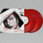L’album de Sophie Ellis-Bextor, « Read My Lips », célèbre son 25e anniversaire en 2026 avec une édition spéciale. Cet album, qui a lancé la carrière de Sophie, a atteint la 2e place du classement britannique en juin 2002 et est désormais certifié double platine au Royaume-Uni, avec plus d’un million d’exemplaires vendus dans le monde. L’album comprend des singles à succès tels que « Take Me Home », « Murder On The Dancefloor », « Get Over You/Move This Mountain » et « Music Gets the Best of Me ». La 25e édition anniversaire comprend l’album original ainsi que des titres bonus, dont une version live de « Murder On The Dancefloor » enregistrée à New York, ainsi que des enregistrements vocaux exclusifs de Sophie elle-même. Cette édition limitée sera disponible en vinyle rouge transparent pailleté 2LP, numérotée et accompagnée d’un livret avec des photos inédites.