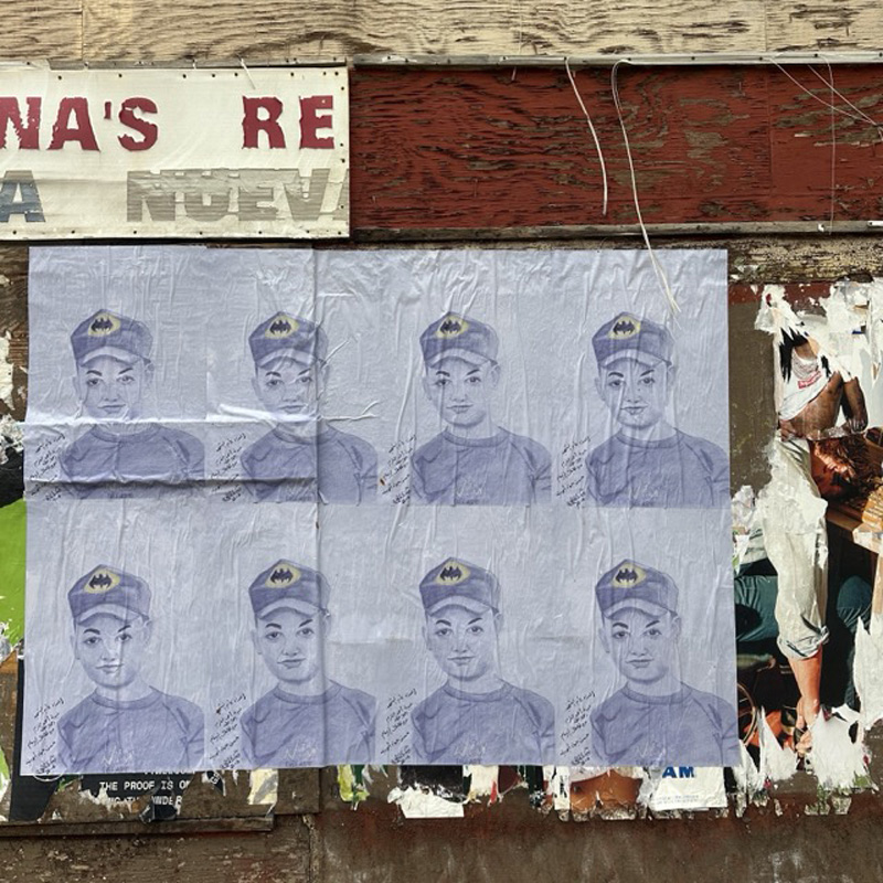 Dear Children of Our Children, I Knew est un nouvel EP enregistré par Alabaster DePlume au milieu de sa tournée américaine de mars 2025. DePlume avait donné des concerts avec le bassiste Shahzad Ismaily et le batteur Tcheser Holmes, interprétant les morceaux de son album acclamé par la critique, A Blade Because A Blade Is Whole (sorti en mars 2025). La complicité entre les trois musiciens était telle que DePlume a décidé de profiter d’une journée de repos à Brooklyn pour enregistrer cette collection d’instrumentaux, inspirés par les expériences qu’il a vécues en partageant, interprétant et improvisant sur la musique de A Blade devant des publics à travers les États-Unis. Dear Children sert en quelque sorte d’épilogue à A Blade, ce qui rend d’autant plus approprié le fait que la face B de son vinyle exclusif RSD contienne les trois chansons de l’EP Cremisan: Prologue to A Blade, sorti (en version numérique uniquement) à l’automne 2024. Comme presque tout ce que DePlume a produit ces dernières années, le lien entre cet album et la Palestine est profond : l’EP Cremisan a été enregistré en Palestine, Dear Children comprend des samples d’enfants enregistrés à Bethléem, et la pochette de l’album représente des affiches collées à la colle de blé d’un dessin réalisé par un garçon de 13 ans de Gaza (utilisées avec son autorisation). Tracklisting Face A – Dear Children of Our Children, I Knew 1. Bringing Up The Nakba 2. I Play A Role In It And I Know 3. It’s Only Now Once (Elbit Systems Windowpane) 4. Glass Face B – Cremisan 5. Honeycomb 6. Cremisan 7. Gifts of Olive 8. What Did The Child Say / Facing Reality