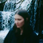 Porté par le single “The Peaks” et précédé de “L.Y.A.T.T”, Lean In s’inscrit dans une campagne UK d’envergure. Forte d’une audience en constante progression, nourrie par des collaborations avec Daniel Avery, Bonobo ou Lane 8 et un solide historique de tournées internationales, Art School Girlfriend s’impose comme une figure majeure de la scène alternative britannique. Œuvre immersive et émotionnelle, Lean In confirme son statut d’artiste-producer essentielle de sa génération.