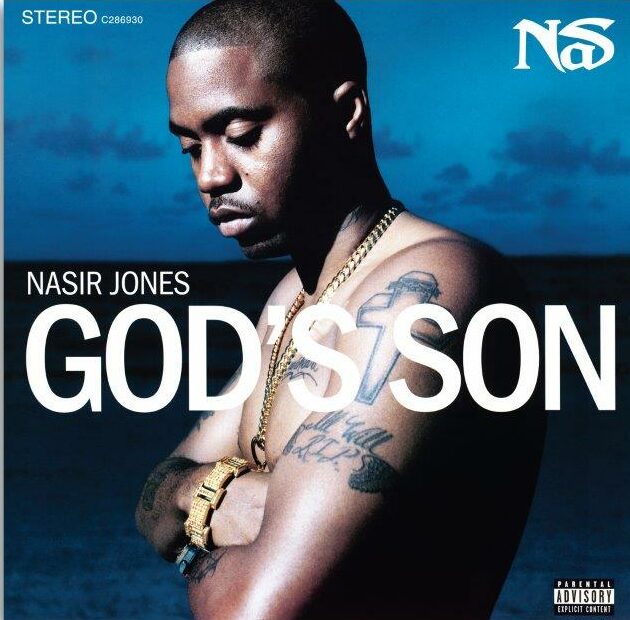 Sorti en décembre 2002, God’s Son marque une étape essentielle dans la discographie de Nas. À l’occasion du Record Store Day, cet album culte revient en magasin dans une édition exclusive pressée sur vinyle marbré blanc. Cette réédition comporte 14 titres emblématiques, dont les incontournables “Made You Look” et “I Can”. Nas y collabore avec une sélection prestigieuse de producteurs tels que The Alchemist, Eminem, Ron Browz ou encore Salaam Remi, sur des samples issus notamment de James Brown, Incredible Bongo Band, Fela Kuti et Beethoven. Parmi les invités figurent Alicia Keys, Kelis, Claudette Ortiz (City High) ainsi qu’une apparition posthume de 2Pac. Cette édition deluxe a été remasterisée pour le vinyle à partir des bandes audio originales.