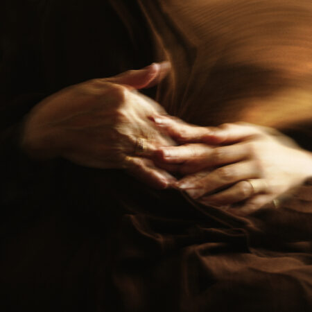 Family est un album profondément intime qui explore la famille comme première matrice de l’existence : ce lieu d’origine qui nous construit, nous marque et nous accompagne toute une vie. Porté par la sensibilité vocale et émotionnelle de Meryem Aboulouafa, le projet raconte la transmission, les héritages invisibles, les blessures silencieuses et l’amour appris, reçu puis transmis. Inspiré par une transition personnelle — le passage d’une cellule familiale à une autre — l’album tisse un récit entre racines et émancipation, attachement et liberté, mémoire et réinvention de soi. Musicalement, Family mêle pop émotionnelle, éléments électroniques et arrangements orchestraux pour créer une atmosphère à la fois intime et cinématographique. Héritier de l’univers sensible développé depuis son premier album éponyme, le disque déploie une esthétique à la croisée de la pop alternative, de la néo-soul atmosphérique, et de la chanson introspective moderne. Family se présente ainsi comme une mosaïque de lettres d’amour, de réconciliations et de quêtes identitaires.