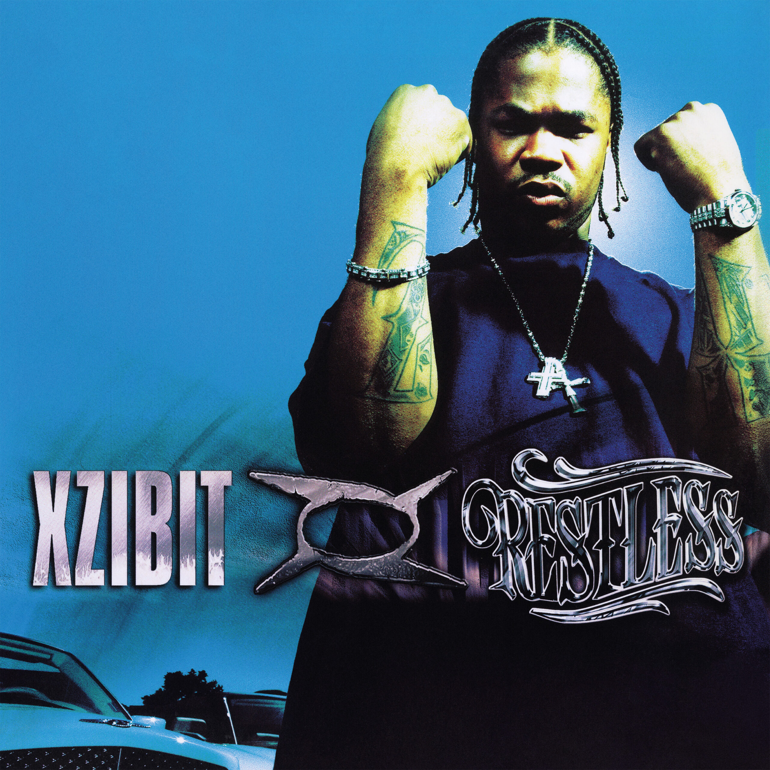 Il est tout à fait approprié que le très attendu et souvent retardé Restless de Xzibit ait conclu le melting pot du hip-hop au tournant du millénaire. Après tout, l’association de Xzibit avec Dr. Dre et son label Aftermath plaçait des attentes extrêmement élevées sur Restless ; Xzibit avait été publiquement désigné comme le prochain MC destiné à exploser. Avec Dre en producteur exécutif et des apparitions d’Eminem, Snoop Dogg et Dre lui-même, Xzibit semblait quasiment assuré d’obtenir le succès grand public qui lui avait échappé sur ses albums précédents (At the Speed of Life et 40 Dayz & 40 Nightz). Grâce en grande partie à l’intervention de Dre, Restless devint proche sur le plan sonore du comeback de Dre en 2001, avec un groove immédiat sur Front to Back, les synthés célestes de X et Get Your Walk On. Le principal défaut de la formule de Restless réside surtout dans le nombre très élevé de collaborateurs invités. Si les contributions de Dre (U Know), Snoop (D.N.A.) et Eminem (Don’t Approach Me) sont toutes les bienvenues, les apparitions de DJ Quik et KRS-One, parmi tant d’autres, détournent l’attention de l’impressionnante force lyrique de Xzibit, ce qui empêche Restless d’atteindre le niveau de cohésion souhaité. Sur X, Xzibit promet de « réorganiser le jeu avec son son brut » et il tient cette promesse par moments. Cependant, il aurait fallu un chef-d’œuvre pour satisfaire pleinement les attentes pointilleuses du public hip-hop.