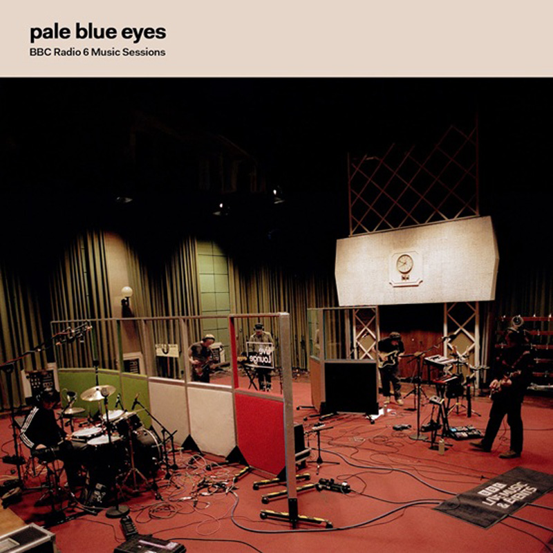 Une sélection de versions live de titres issus des trois premiers albums du groupe, enregistrées pour « BBC Radio 6 Music » à Media City, Salford et aux studios Maida Vale de Londres, en 2022, 2023 et 2025. Couvrant différents chapitres de Pale Blue Eyes… Du plaisir, du chaos, de l’exaltation, du stress, le tout au milieu des tournées, des pannes, des vols et des kilomètres et kilomètres parcourus sur la route. Le groupe a choisi ses morceaux préférés parmi les trois sessions live différentes qu’il a enregistrées pour « The Marc Riley Show » et « The Riley & Coe Show ». Une excellente façon de documenter et de se souvenir des premières années de Pale Blue Eyes. L’album sortira en édition limitée sur vinyle rouge pour le RSD. Tracklisting 1. Motionless > Our History 08:31 2. Chelsea 05:45 3. Takes Me Over 04:03 4. More 04:08 5. Dr Pong 07:20 6. Scrolling 04:41 7. Rituals 03:54 8. Our Lost Words 04:31