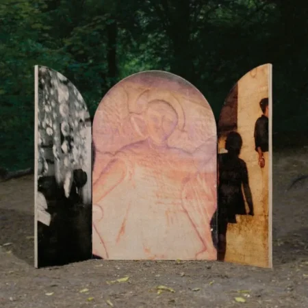 Après trois disques salués par la critique et des années de tournée intensive, le trio revient avec un album qui conjugue expérimentation sonore et songwriting limpide, alliant riffs précis, textures atmosphériques et énergie maîtrisée.