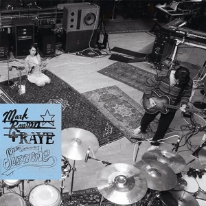 ‘Mark Ronson, producteur reconnu pour ses hits mêlant funk, soul et pop moderne, s’est imposé comme une figure incontournable de la musique contemporaine. RAYE, chanteuse et auteure britannique à la voix distinctive et à l’écriture percutante, explore avec aisance les sonorités pop, R&B et électro, captivant un public international. Ensemble, ils collaborent sur Suzanne – une chanson portée par les cuivres qui rappelle l’atmosphère des clubs jazz tout en étant emprunt d’une modernité saisissante. A l’occasion du Record Store Day, retrouvez Suzanne de Mark Ronson et RAYE en édition vinyle exclusive.’