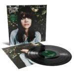 Publié en exclusivité pour le Record Store Day 2026, A Fleet of Bats: Early Demos offre un aperçu rare et intimiste des années fondatrices de Bat For Lashes. Cette collection réunit dix premières maquettes écrites et enregistrées par Natasha Khan avant la sortie de son premier album acclamé, Fur and Gold. Épurés, atmosphériques et profondément évocateurs, ces enregistrements révèlent les origines de l’univers singulier et de l’écriture de Bat For Lashes — là où le mythe, la mélancolie et la mélodie ont pris leur envol pour la première fois. Trois titres sont totalement inédits, et les dix apparaissent pour la toute première fois en version vinyle. Pressé sur vinyle noir audiophile de haute qualité, A Fleet of Bats: Early Demos est un ajout essentiel pour les fans de longue date et les collectionneurs, capturant les débuts bruts et envoûtants de l’une des artistes les plus distinctives du Royaume-Uni.